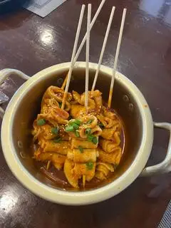 Hình ảnh Chả cá xiên sốt tokbokki