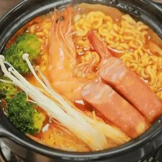 Hình ảnh Mì cay tôm xúc xích