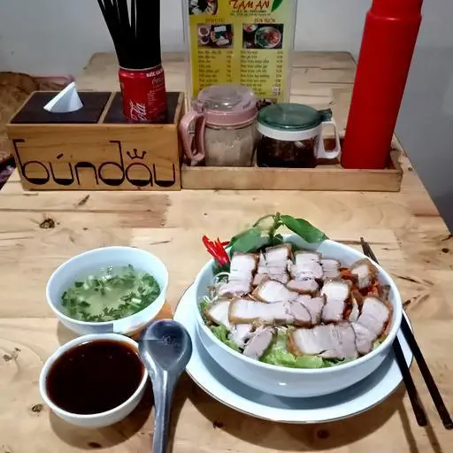 Hình ảnh Bún trộn heo quay