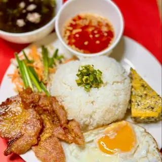 Hình ảnh Cơm tấm sườn, chả hấp,trứng ốp la 