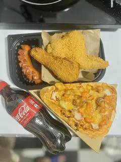 Hình ảnh 2 gà rán giòn - 1 xúc xích chiên- 1 pizza tam giác - 1 coca