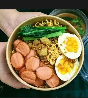 Hình ảnh Mì trộn xúc xích, trứng