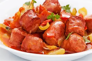 Hình ảnh cơm xúc xích sốt chua ngọt
