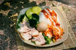 Hình ảnh Cơm thịt chân giò jokbal & kim chi