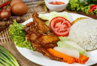 Hình ảnh cơm gà sốt mắm tỏi