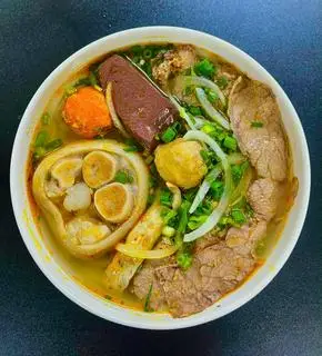 Hình ảnh Bún bò Huế đầy đủ