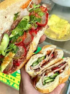 Hình ảnh Bánh mì pate xúc xích đỏ