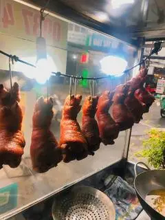 Hình ảnh Giò heo muối rút xương chiên giòn( size nguyên giò)