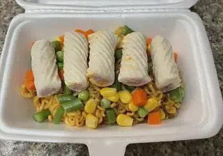 Hình ảnh Mì trộn chả mực