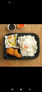 Hình ảnh Cơm đùi gà rán kèm trứng ốp