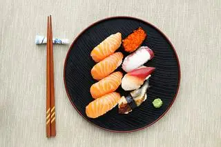 Hình ảnh SET SUSHI CÁ HỒI MIX