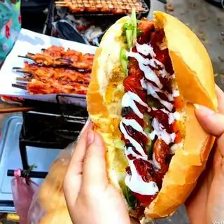 Hình ảnh Bánh mỳ thịt xiên xúc xích - sốt dưa chuột