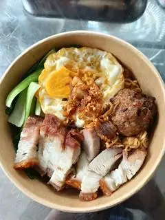 Hình ảnh Mì trộn heo quay+1 thịt viên chiên+1 ốp la 