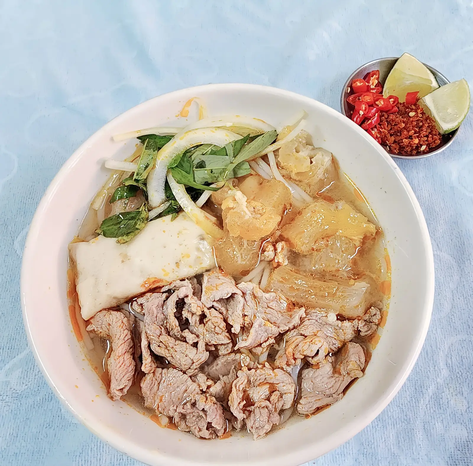 Hình ảnh Bún Bò Gân Tái chả Bò viên
