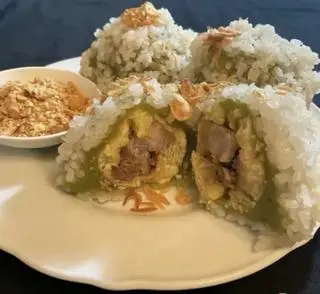 Hình ảnh Xôi khúc hấp nóng - muối mè hành phi