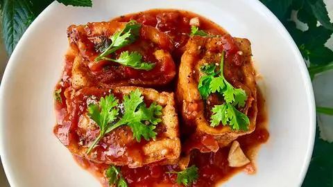 Hình ảnh Cơm Đậu Hũ nhồi thịt xốt cà chua.