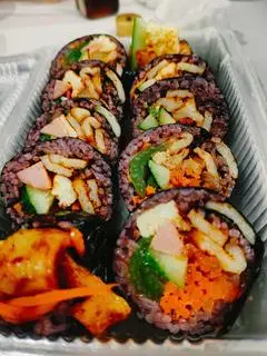 Hình ảnh kimbap chả cá cay