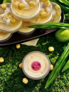 Hình ảnh Rau Câu Câu Dừa Sen Nhãn Kem Cheee ( Combo 5 hũ )