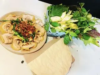Hình ảnh bò cuốn rau rừng 