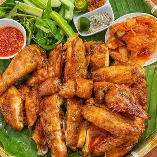 Hình ảnh 1 con gà nướng sốt bản đôn + 1 chaipesi + tẩy đá