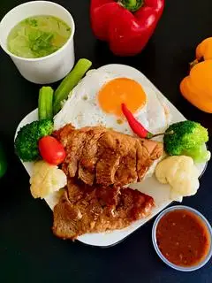 Hình ảnh Cơm bò sốt tiêu đặc biệt - canh - trứng nhiều thịt