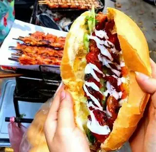 Hình ảnh bánh mì thịt xiên nướng ngon xỉu