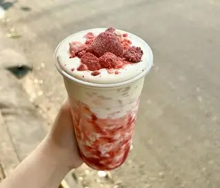 Hình ảnh Sữa Dâu Kem Phô Mai
