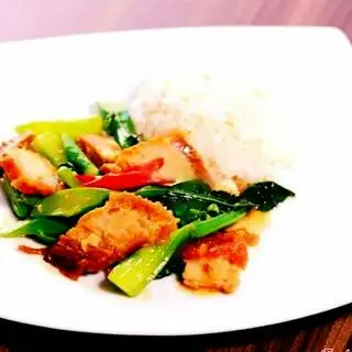 Hình ảnh Cơm thịt heo xào lá cải rổ