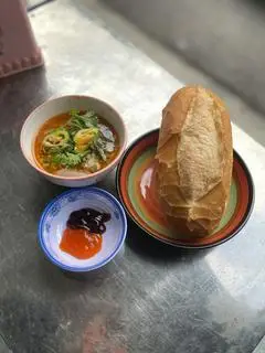Hình ảnh Bánh mì-xíu mại trứng cút