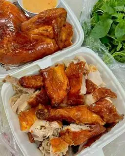 Hình ảnh 1 con gà nướng sốt bản. 