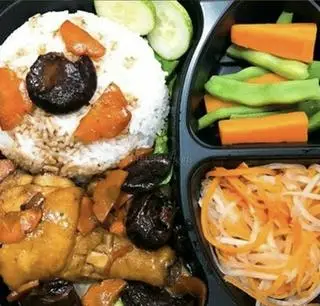 Hình ảnh Cơm Đùi Gà Xào Nấm 