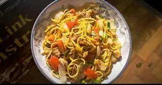 Hình ảnh Mì xào Chinese với thịt gà/ Chinese Fried Noodles with Chicken