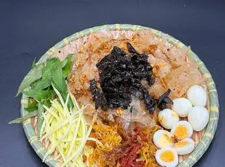 Hình ảnh Bánh Tráng Góc Trộn Khô Gà Bơ Tỏi Cay