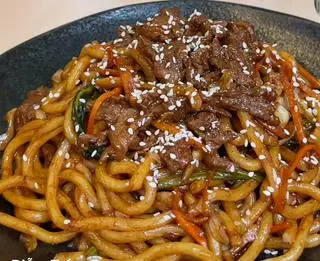 Hình ảnh Udon Xào Bò Siêu Đầy Đặn – Sợi Dai Ngập Sốt