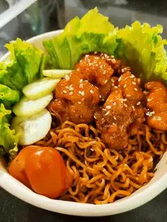 Hình ảnh Mì trộn gà cay chiên giòn