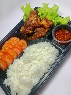 Hình ảnh Cơm gà chiên giòn sốt bơ mật ong
