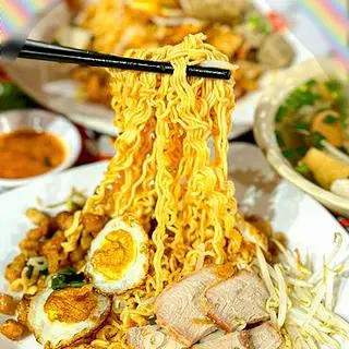 Hình ảnh 400Gr Mì Trộn Tóp Mỡ Cút Xúc Xích