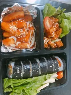 Hình ảnh Combo kimbap, gà cay