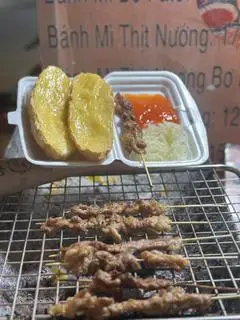 Hình ảnh Bánh mì thịt heo nướng ngập sốt bơ pate