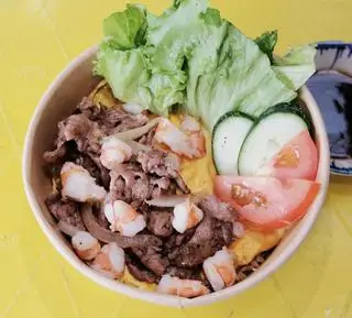 Hình ảnh Cơm gạo lứt tôm bò phủ trứng