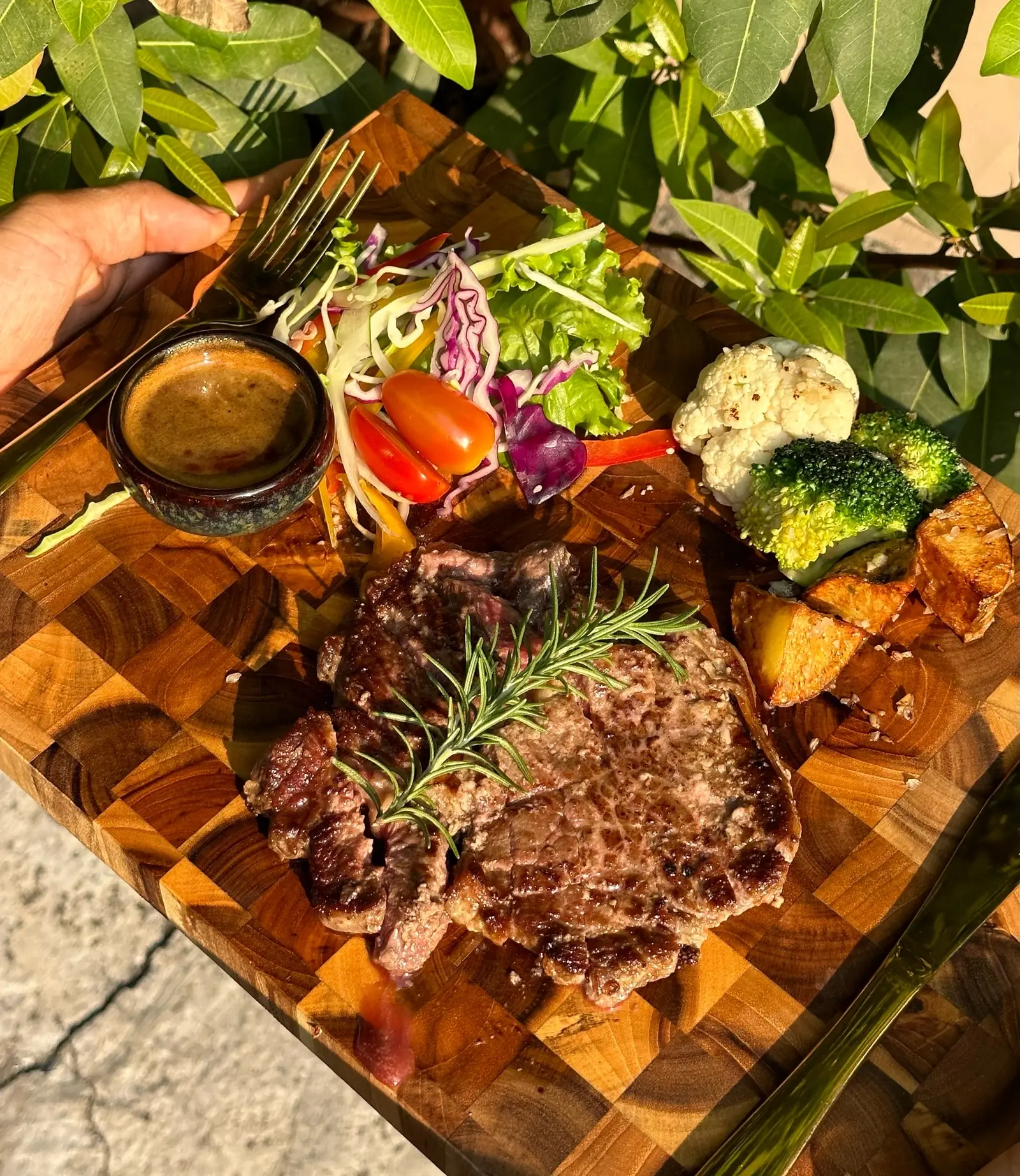 Hình ảnh steak Top Blade Aukobe ( 220 ) nướng sốt tiêu ăn kèm salad và khoai tây nướng