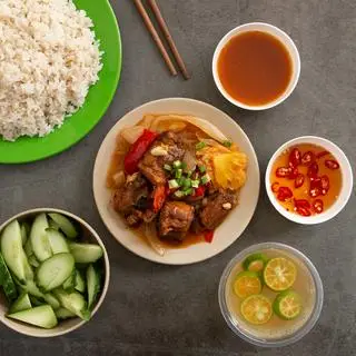 Hình ảnh cơm rang sườn chua ngọt + trà quất 