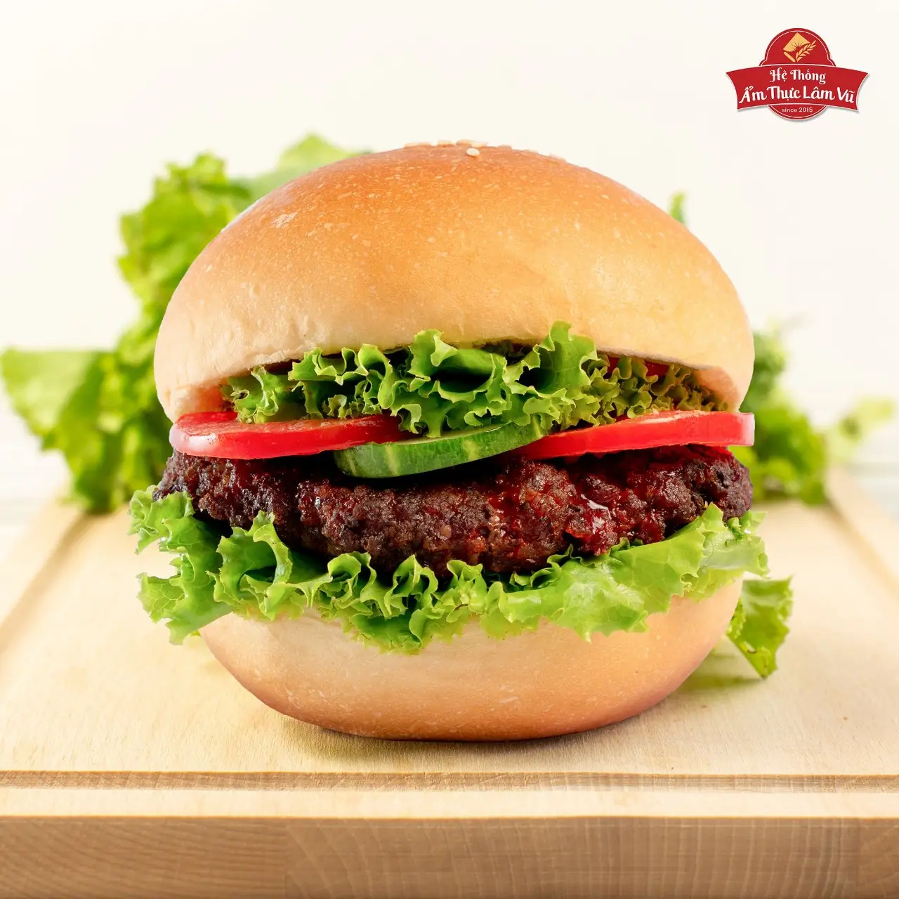 Hình ảnh Hamburger Bò (Thịt bò xay chiên giòn, sốt, cà chua, dưa leo, xà lách)