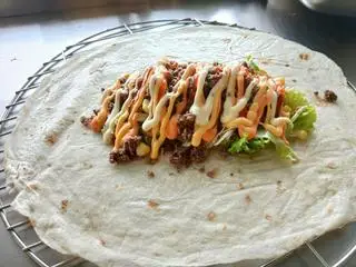 Hình ảnh Tacos bò bằm + xúc xích