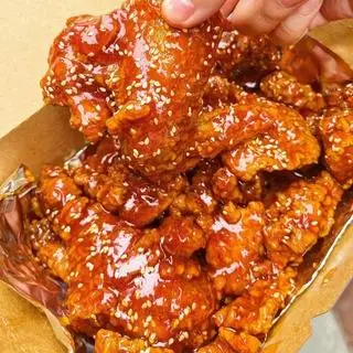 Hình ảnh Gà rán 1 cánh sốt mắm mặn ngọt. ( tặng kèm 1 coca )