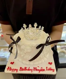 Hình ảnh Bánh kem vương miện nơ đen (13cm)