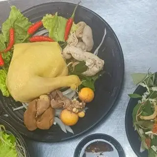 Hình ảnh 1/4 con gà chặt lá chanh + 1 bộ lòng trứng non + rau gỏi