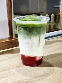Hình ảnh Trà xanh dâu latte