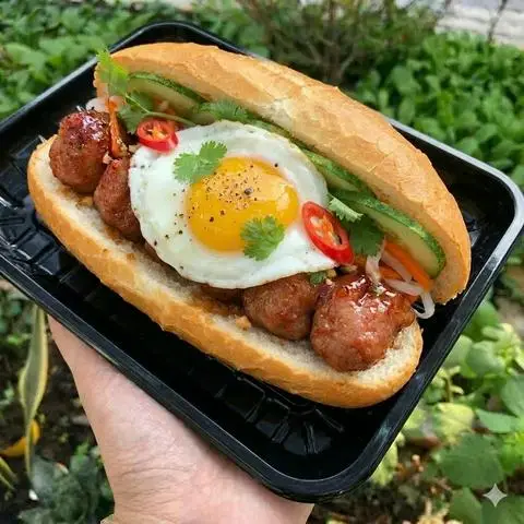 Hình ảnh Bánh mì Nem Nướng + Trứng ốp la
