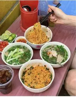Hình ảnh Mì gói trộn khô thịt cắt lát